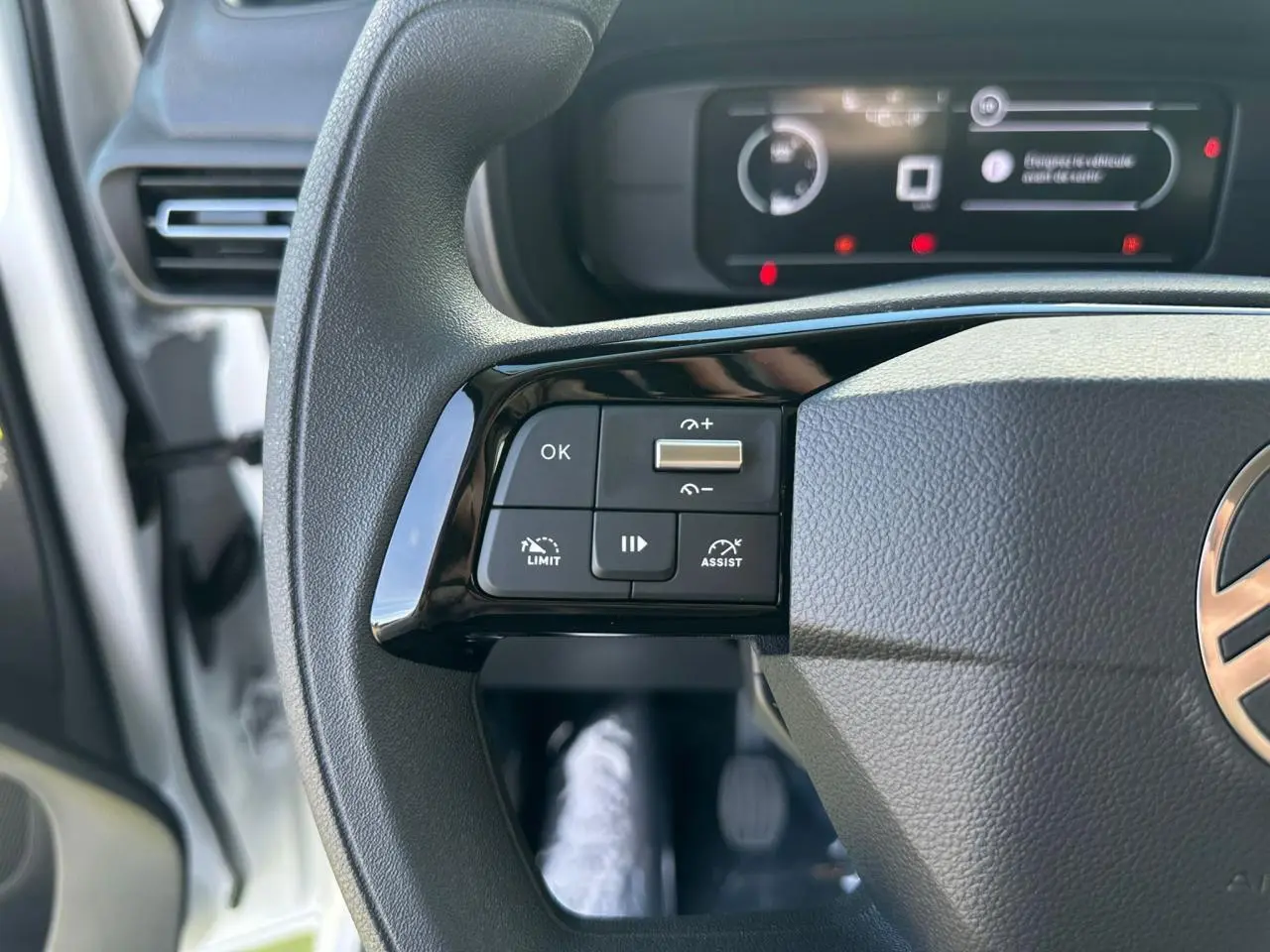 Vue intérieure côté droit du coffre blanc Icy du Citroën Berlingo III Van Taille M avec plancher gris et anneaux d'arrimage.