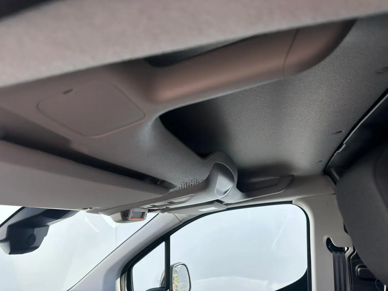 Vue intérieure du plafond et poignée de maintien côté conducteur du Citroën Berlingo blanc Icy 2026.