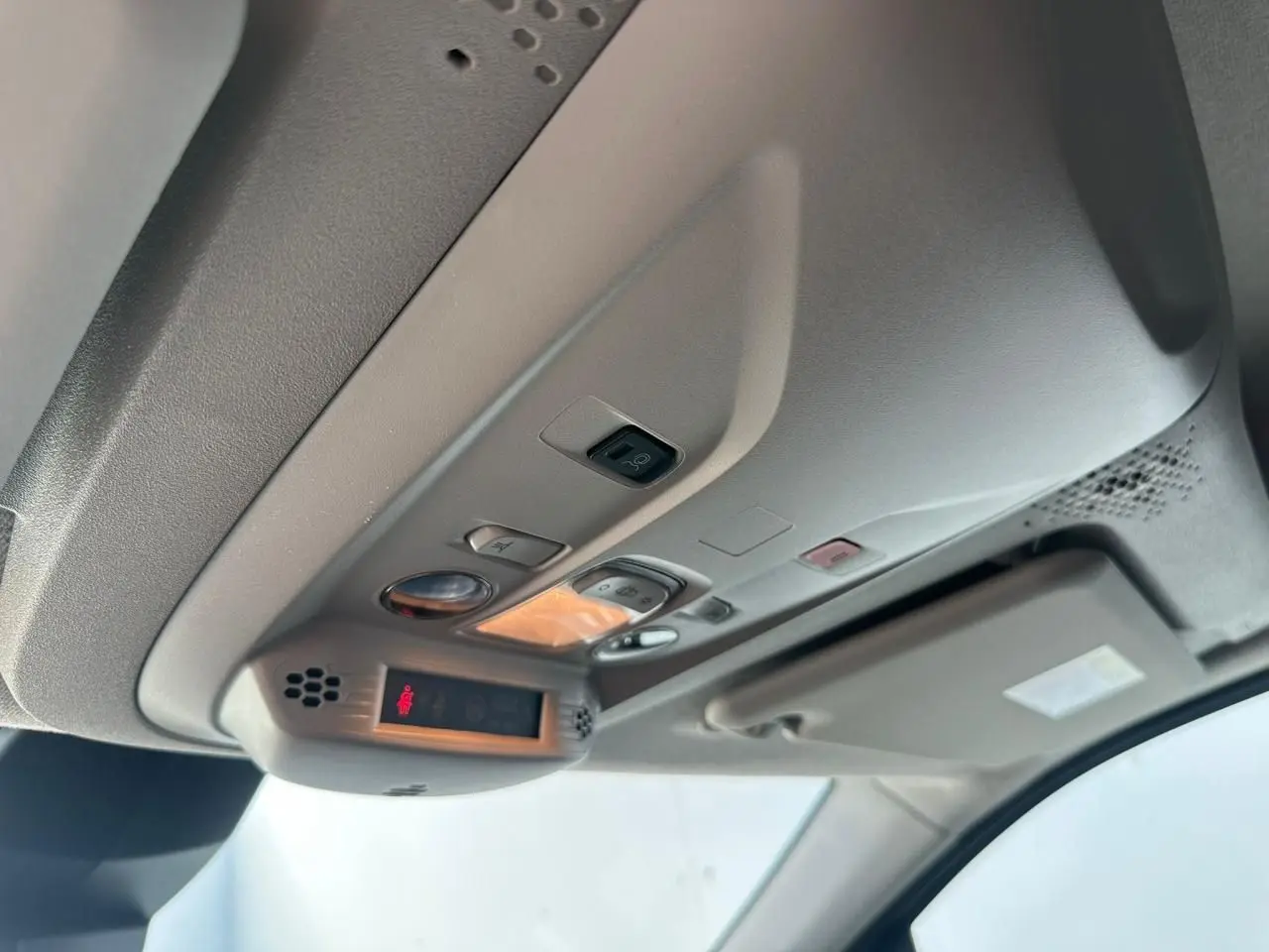 Plafonnier gris clair avec commandes et miroir pare-soleil dans l'habitacle du Citroën Berlingo blanc Icy.