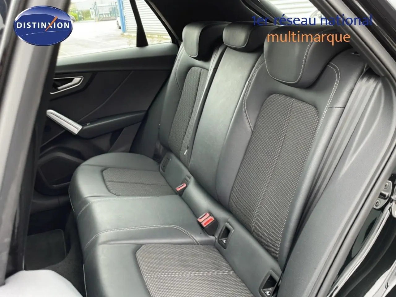 Vue intérieure côté droit sur les sièges arrière en cuir noir de l'Audi Q2 35 2.0 TDI S-Line 2025.