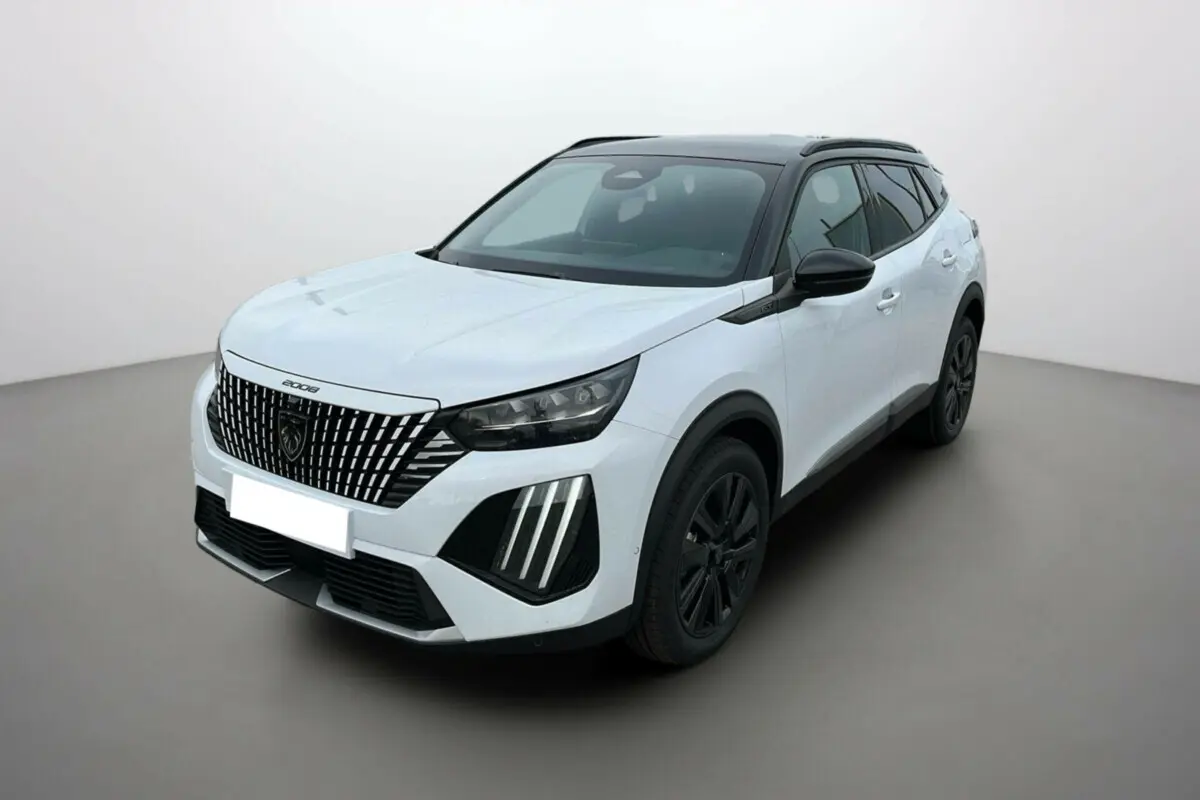 Peugeot 2008 Hybrid blanc okénite avec toit noir, vue 3/4 avant mettant en valeur la calandre distinctive.