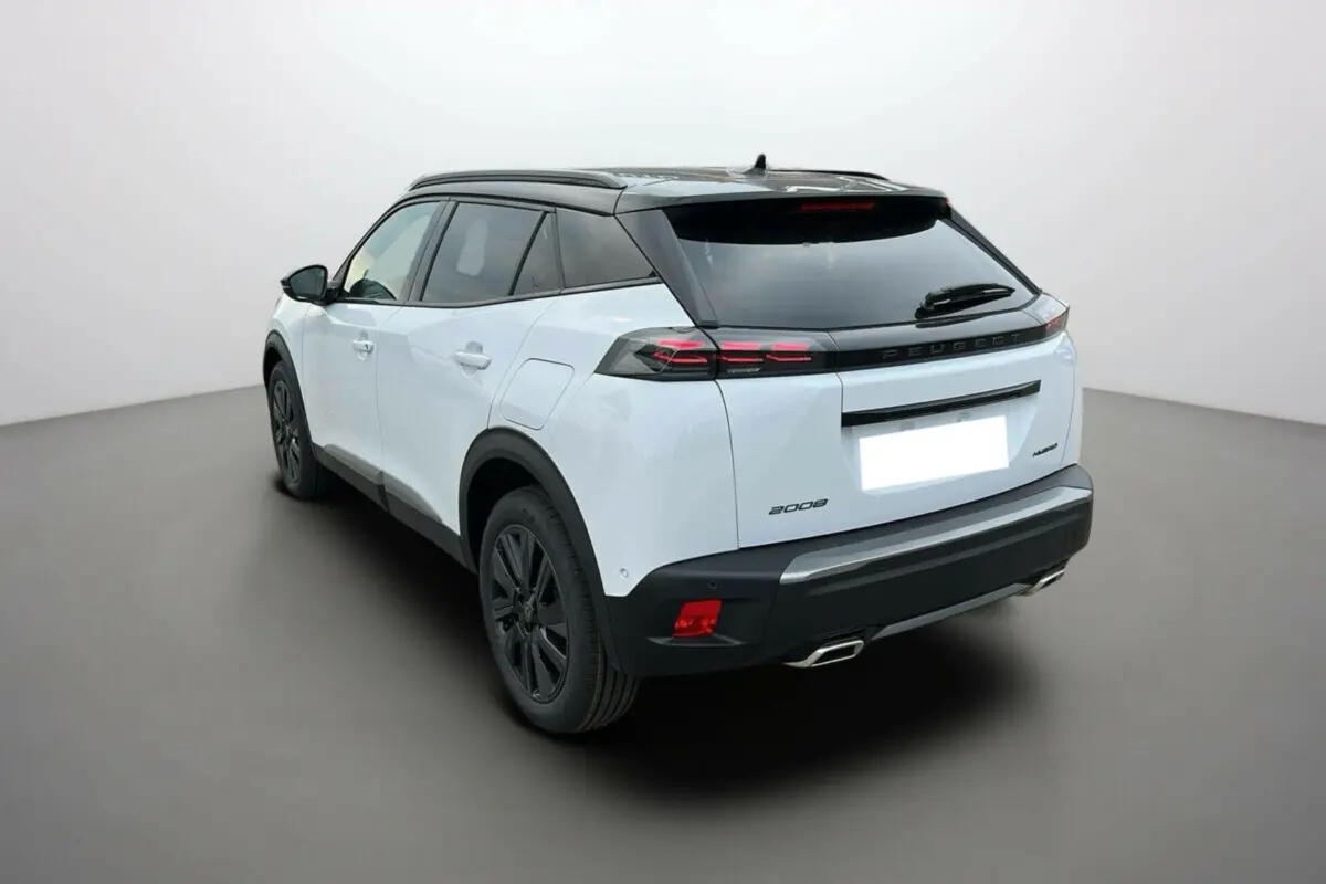 Peugeot 2008 Hybrid blanc okénite avec toit noir, vue 3/4 arrière droit, feux arrière LED et jantes alu noires.