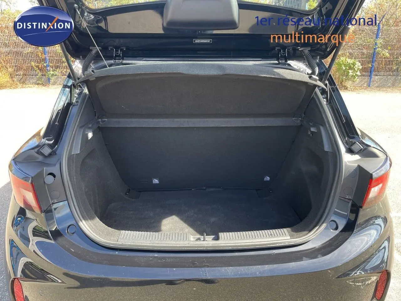 Coffre ouvert vu de l'arrière d'une MG3 1.5L Hybrid+ 195ch Comfort noire Pebble Black Metal en extérieur.