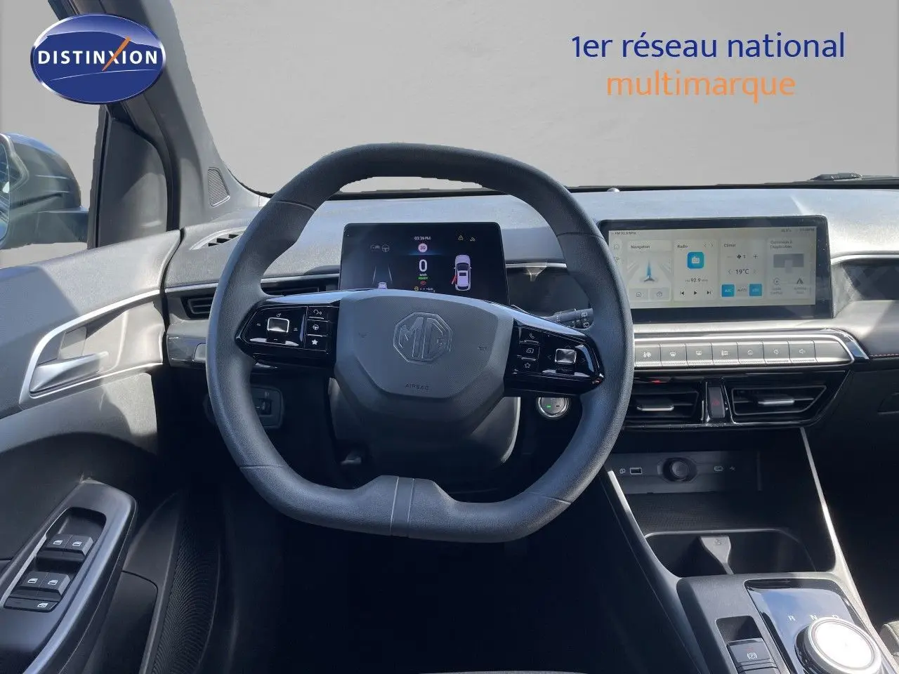 Vue intérieure centrée sur le volant et le tableau de bord numérique d’une MG3 1.5L Hybrid+ 2024 en Pebble Black Metal.