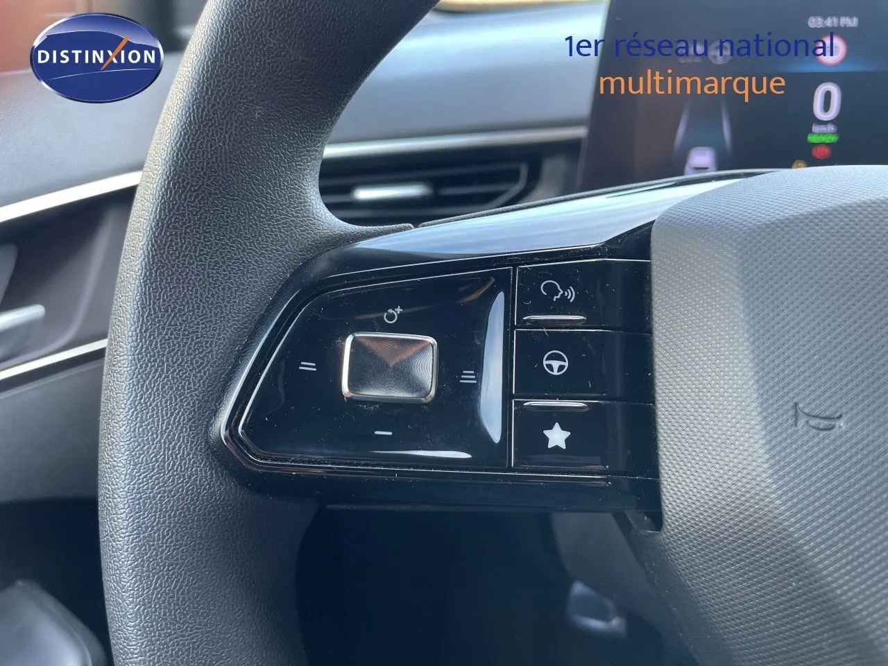 Détail du côté gauche du volant du MG3 2024 Pebble Black Metal, avec commandes multifonctions et tableau de bord en arrière-plan.