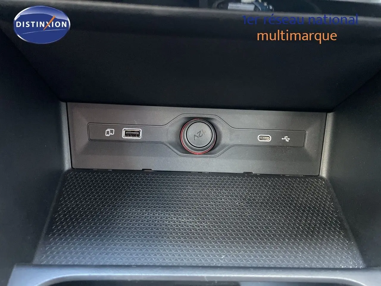 Gros plan sur la prise 12V et ports USB dans le compartiment de rangement intérieur du MG3 2024 Pebble Black Metal.