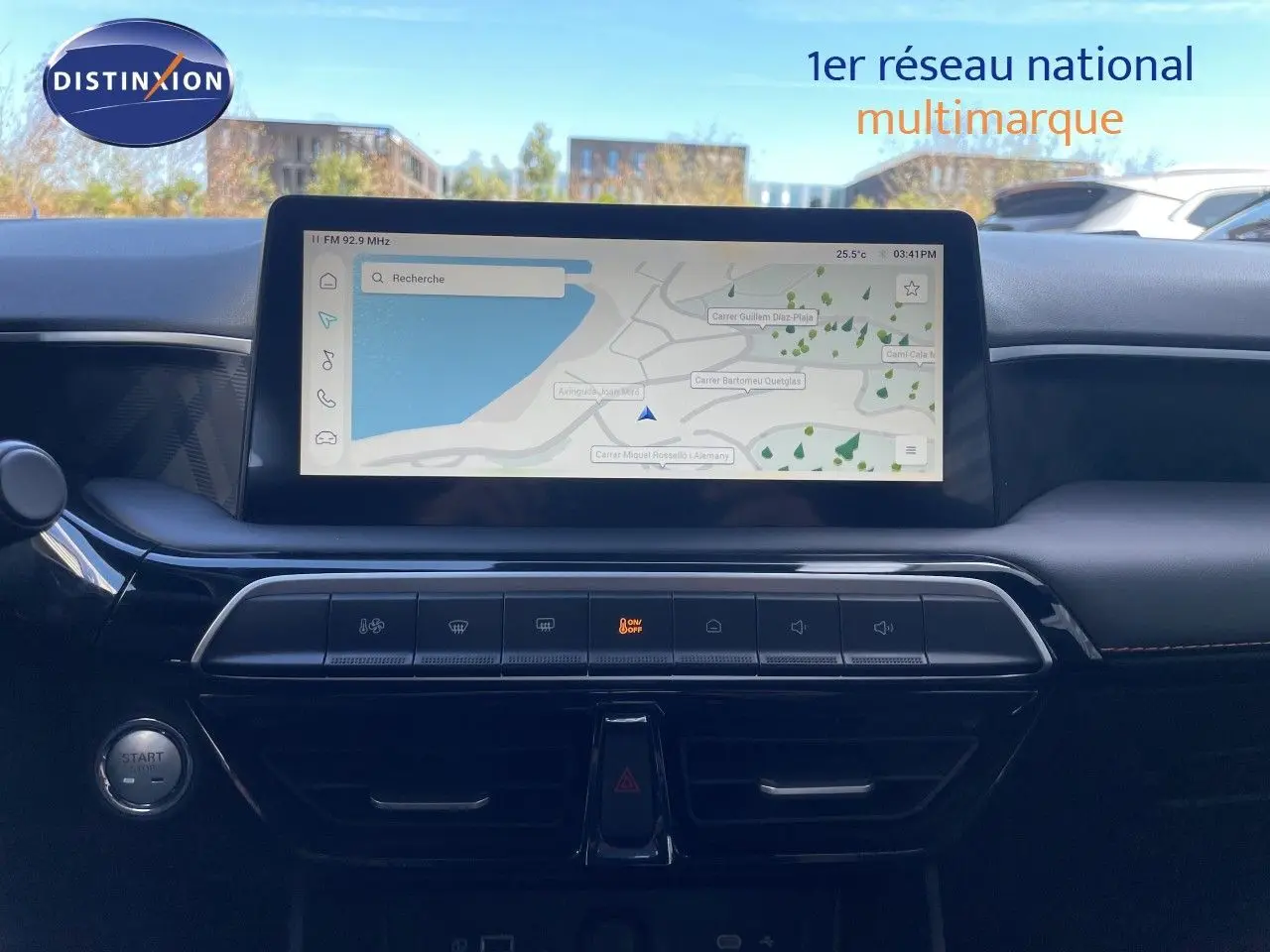 Vue intérieure centrée sur l’écran tactile du tableau de bord du MG3 1.5L Hybrid+ 2024 en Pebble Black Metal.