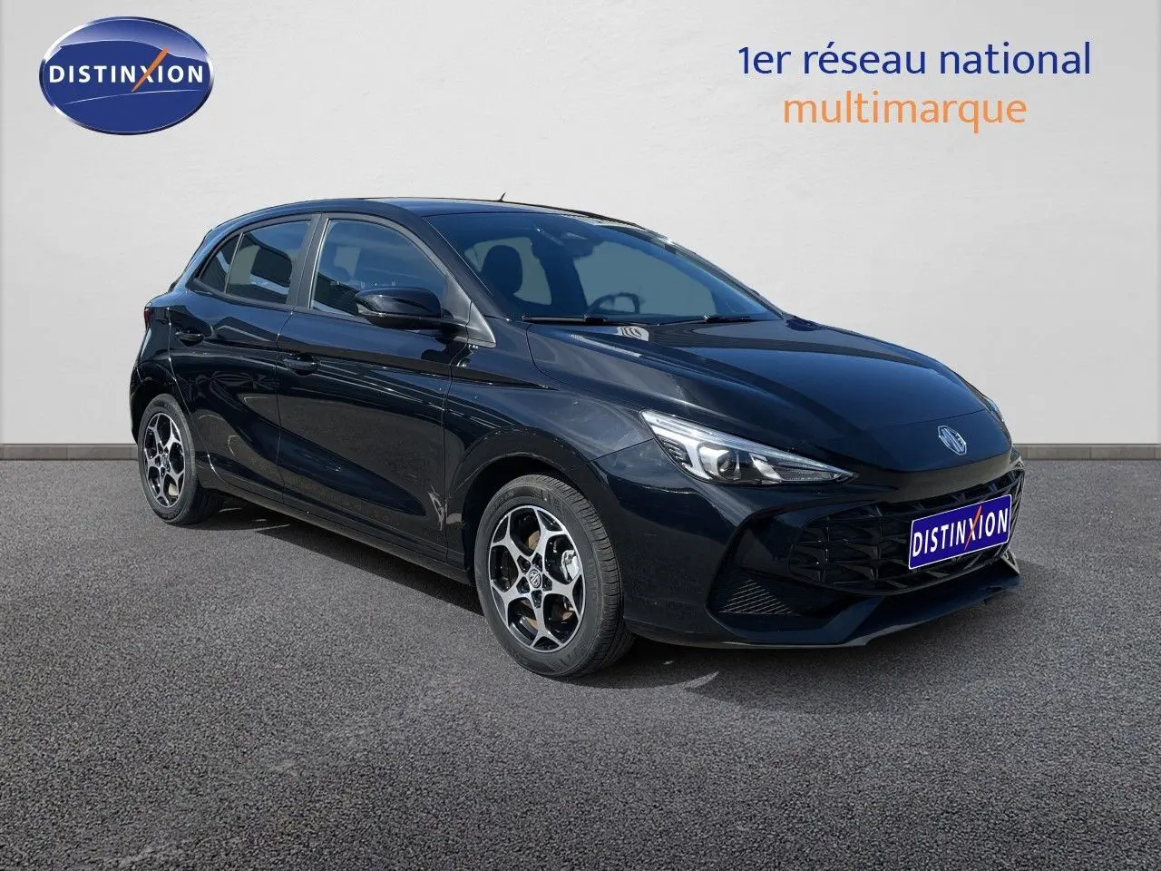 MG3 2024 Pebble Black Metal en 3/4 avant droit, compacte hybride avec jantes alliage distinctives et lignes dynamiques.