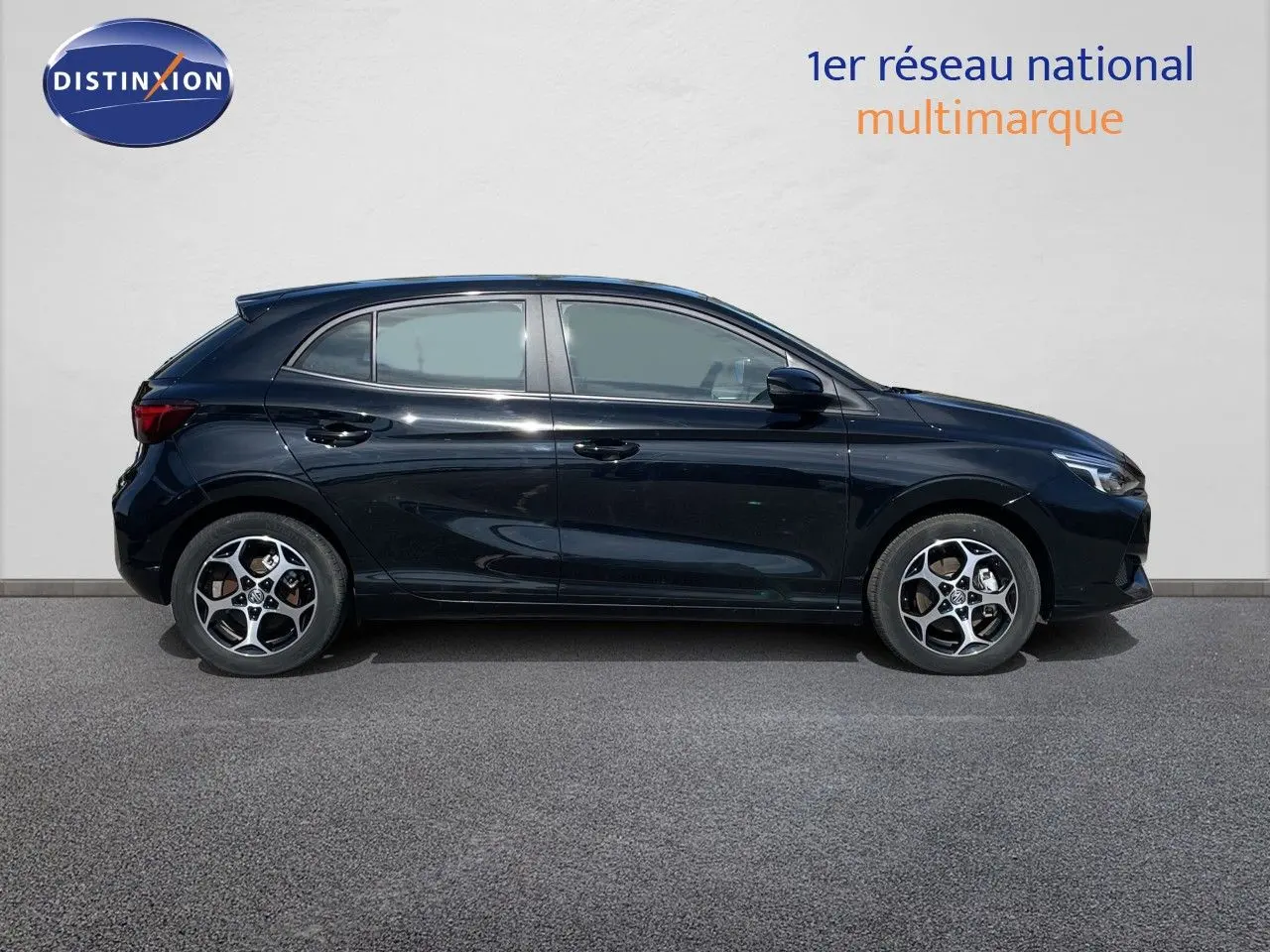 Vue latérale droite d'une MG3 1.5L Hybrid+ 195ch en noir Pebble Black Metal avec jantes alliage distinctives.