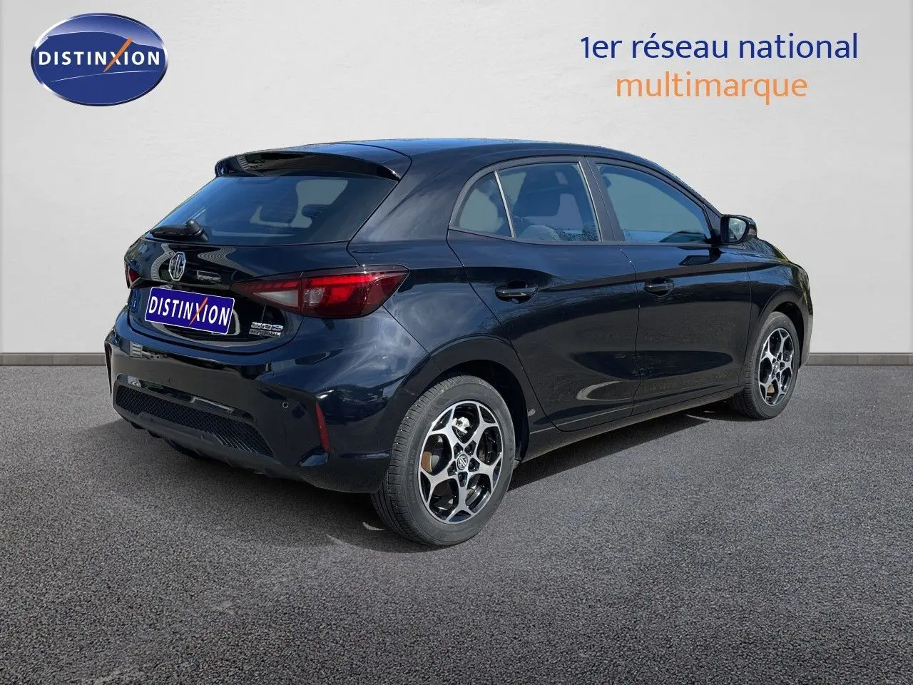 Vue 3/4 arrière droite d'une MG3 2024 Pebble Black Metal avec jantes alliage et feux arrière LED distinctifs.