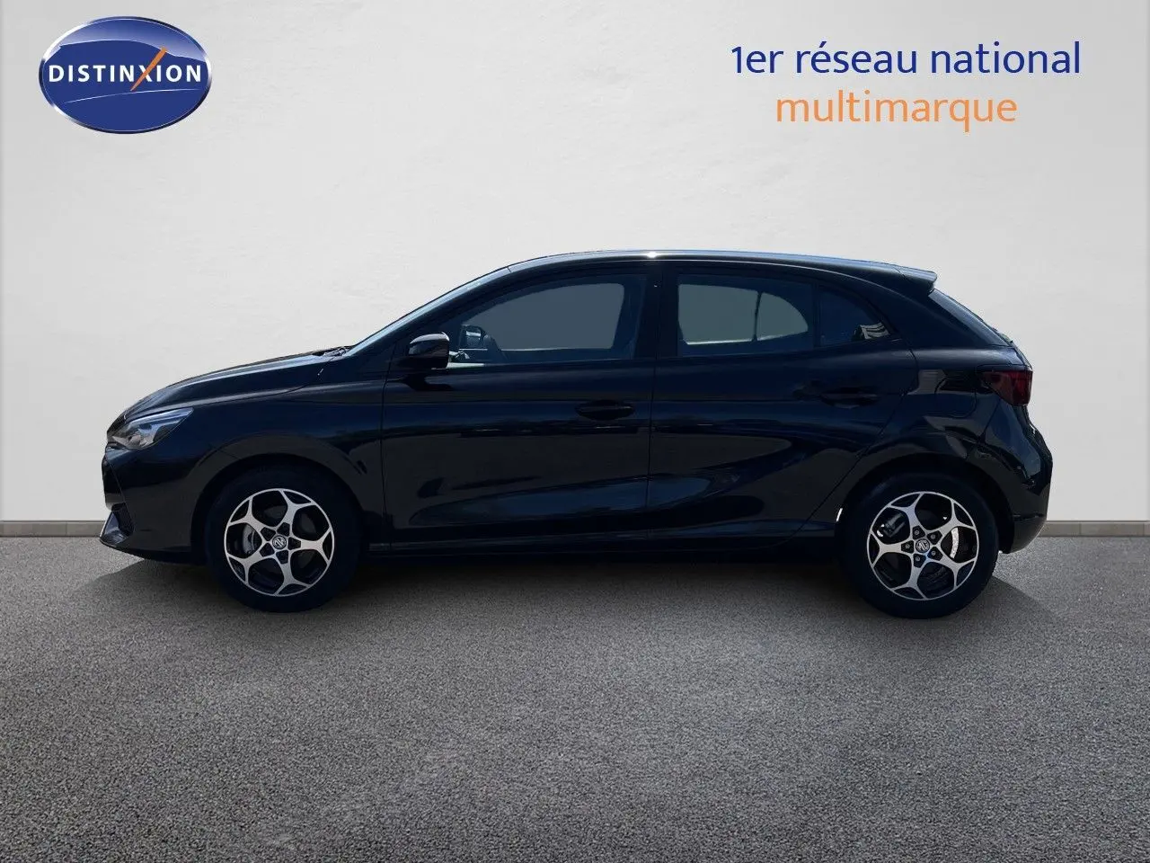 Vue latérale droite d'une MG3 1.5L Hybrid+ 195ch Comfort noire Pebble Black Metal, avec jantes alliage distinctives.