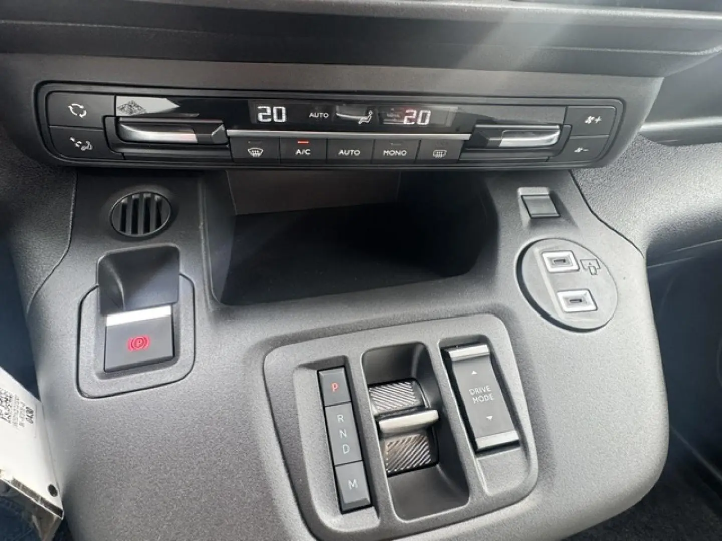 Détail de la console centrale du Citroën Berlingo gris acier, montrant la climatisation et la commande de boîte automatique.