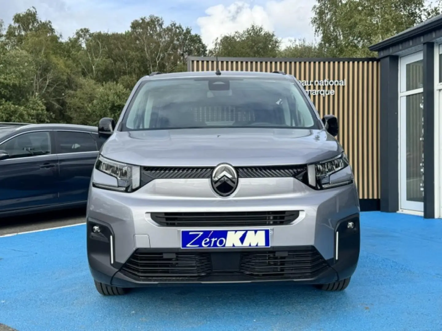Vue avant frontale du Citroën Berlingo gris acier avec calandre noire et feux LED distinctifs.