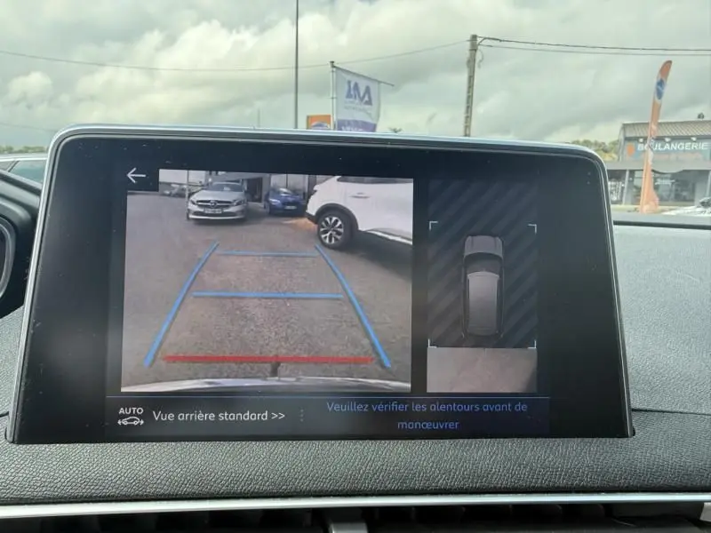 Affichage de la caméra de recul du Peugeot 3008 noir 2018, vue arrière avec lignes de guidage bleues et rouges.