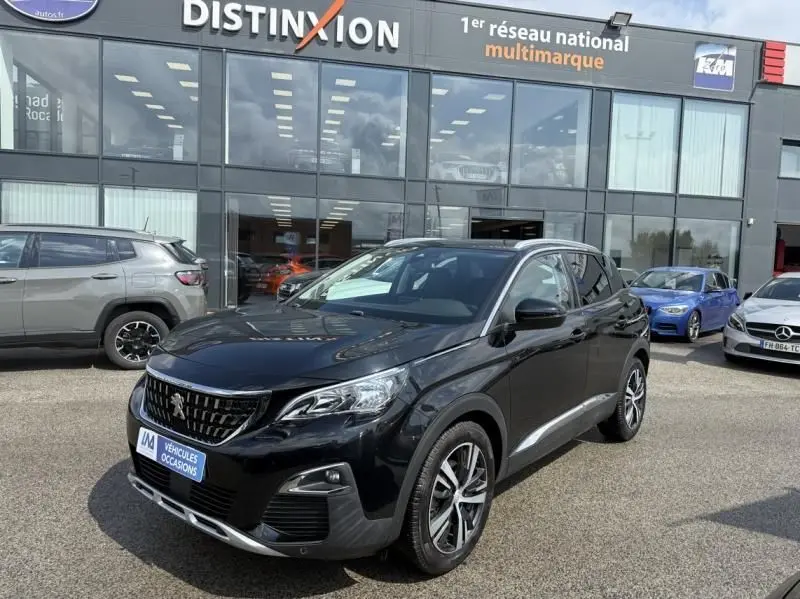 Peugeot 3008 noir vue 3/4 avant droit, finition Allure, garée devant un showroom multimarque en extérieur.