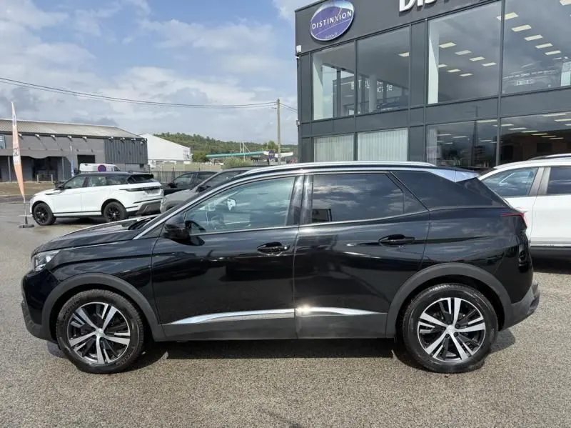 Profil côté gauche d'un Peugeot 3008 noir 2018, finition Allure, avec jantes alliage et lignes chromées sur les bas de porte.