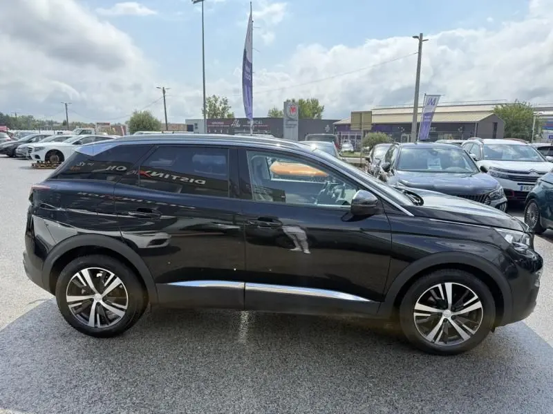 Profil côté gauche d'un Peugeot 3008 noir 2018, finition Allure, avec jantes alliage et vitres teintées.
