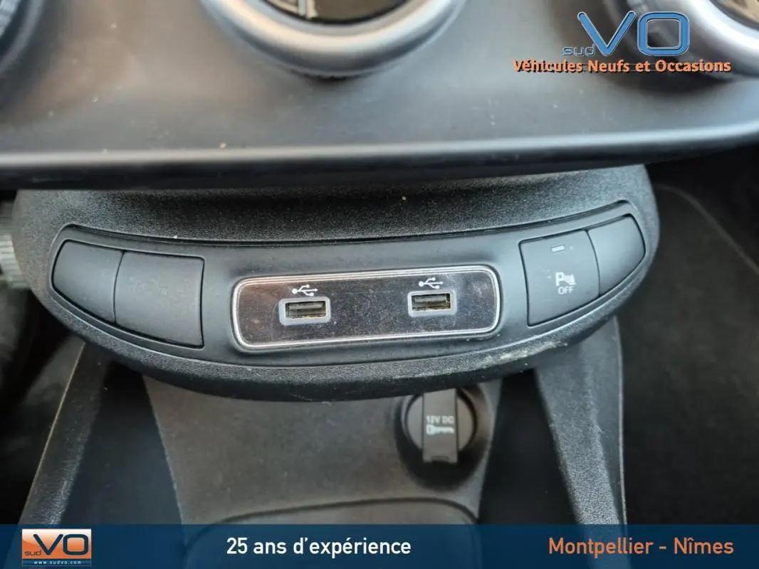 Vue rapprochée des ports USB et prise 12V sur la console centrale du Fiat 500X gris clair MY21 Cross 2022