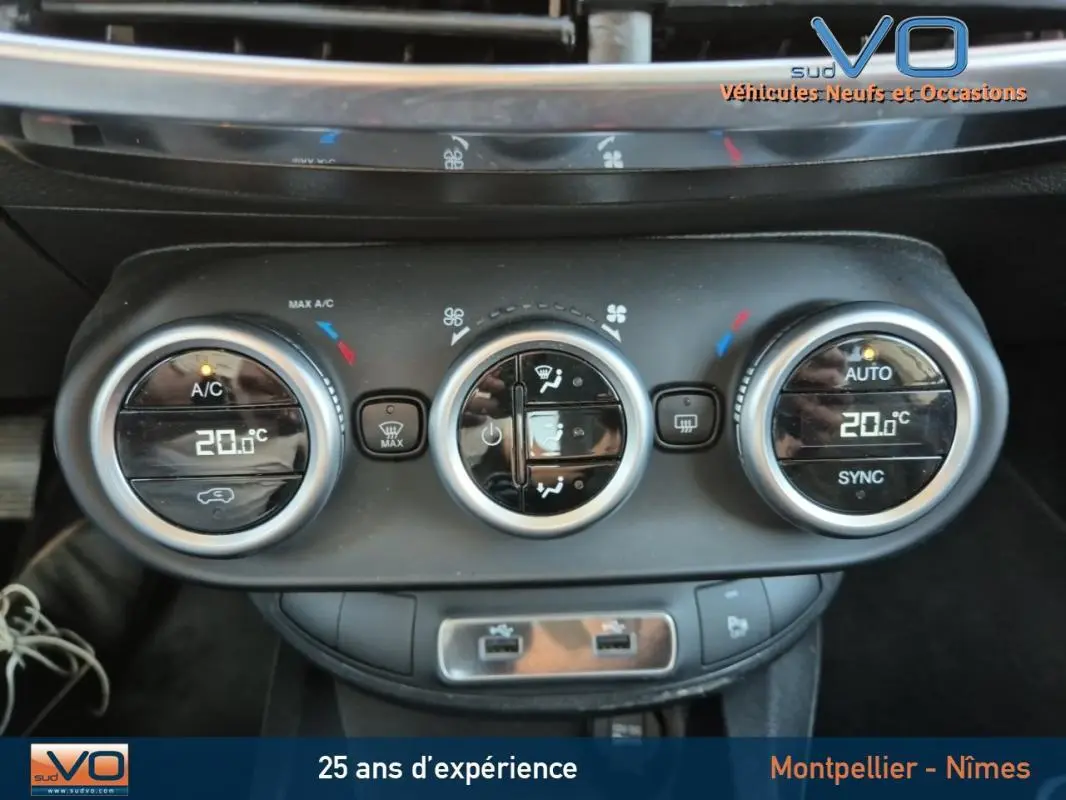 Gros plan sur la commande de climatisation automatique du Fiat 500X gris clair, affichant 20°C et réglages synchronisés.