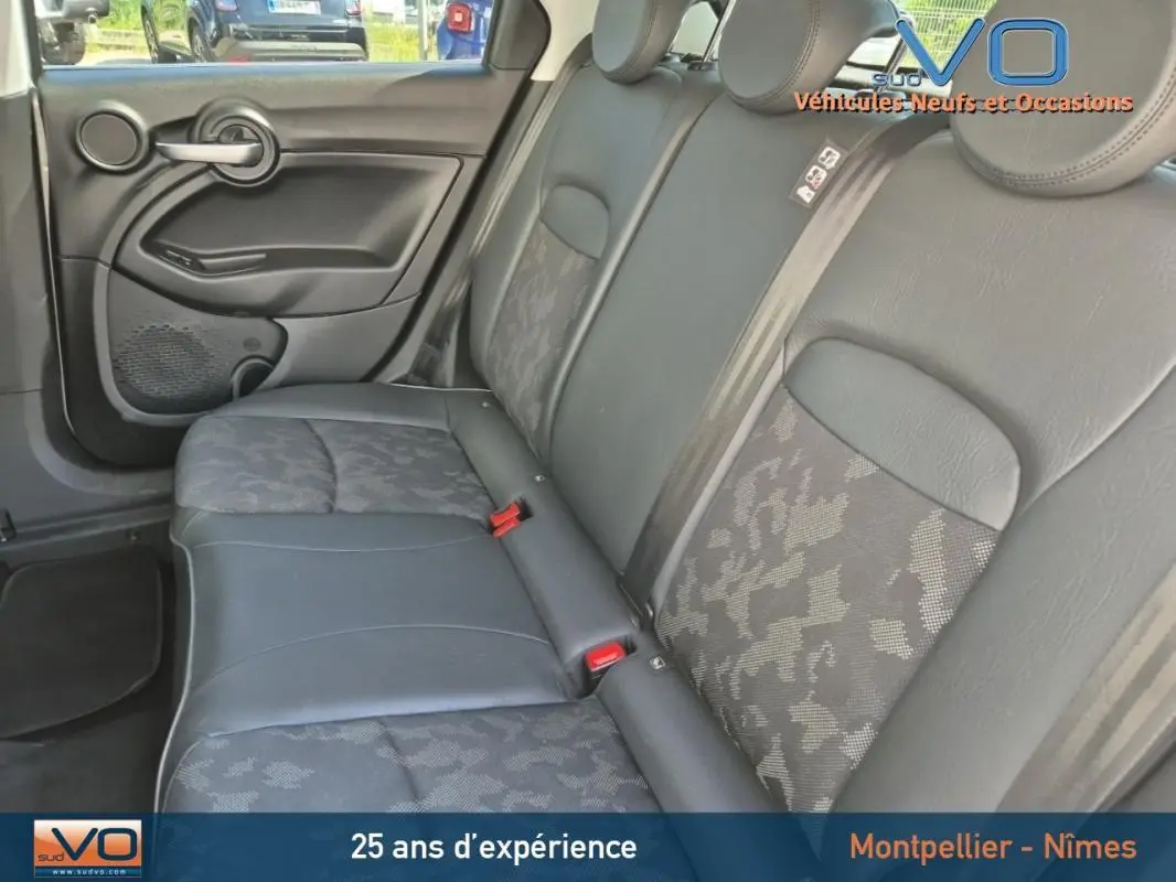 Vue intérieure sur les sièges arrière en tissu gris et cuir noir de la Fiat 500X MY21 Cross 2022.