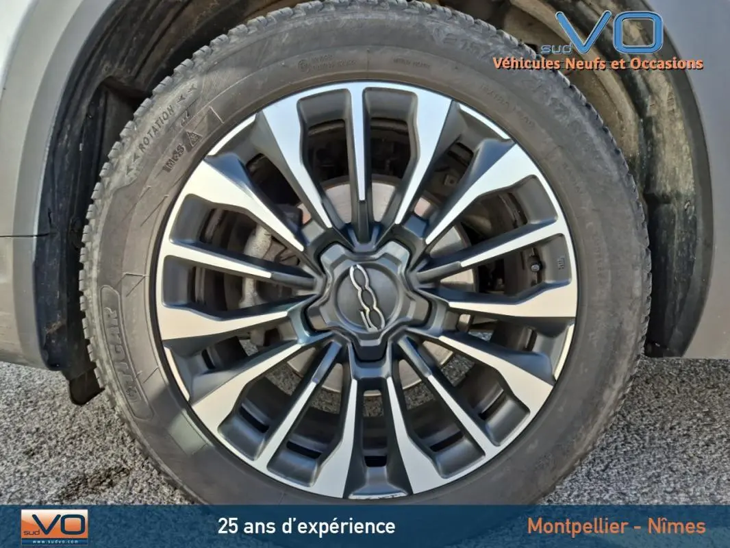 Gros plan sur la jante alliage 17 pouces gris anthracite du FIAT 500X gris clair version Cross 2022.