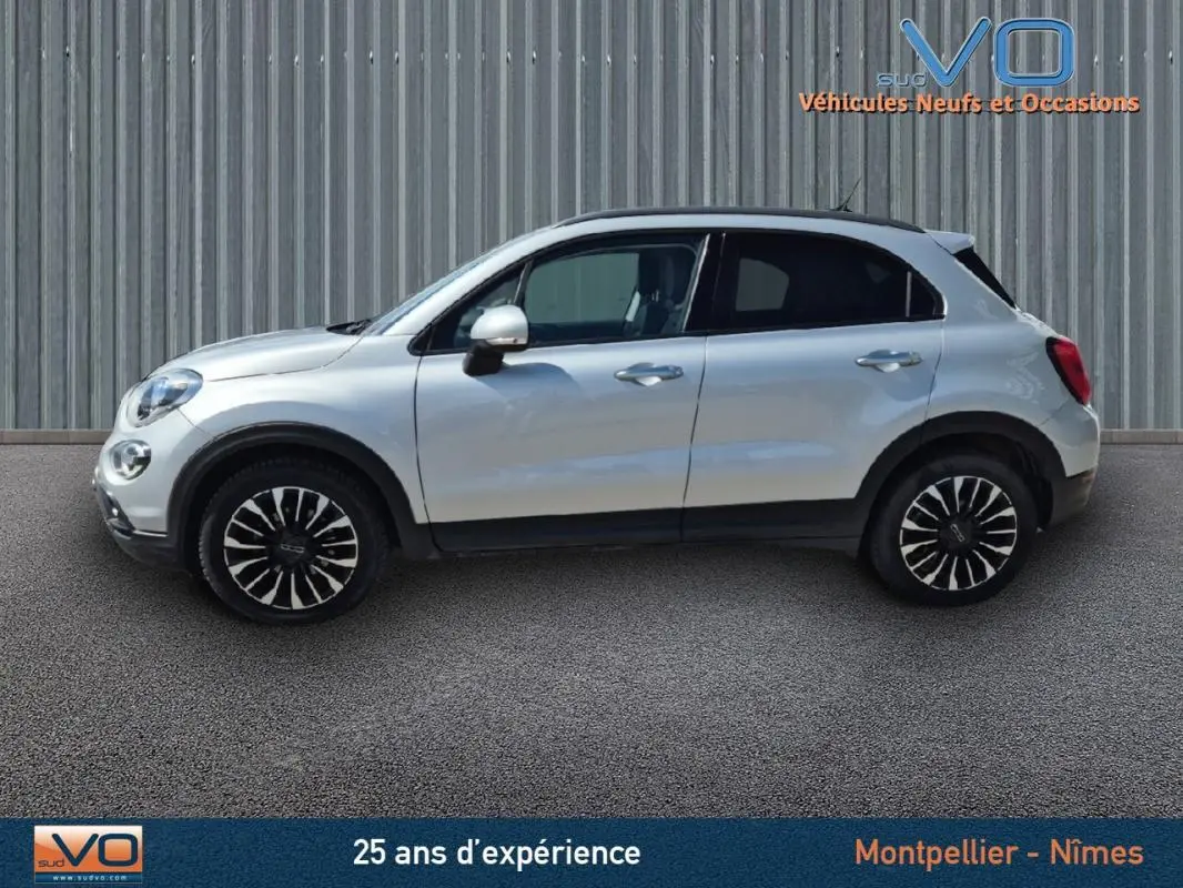 Profil latéral droit d'un FIAT 500X gris clair MY21 avec jantes alliage noires et détails noirs contrastants.