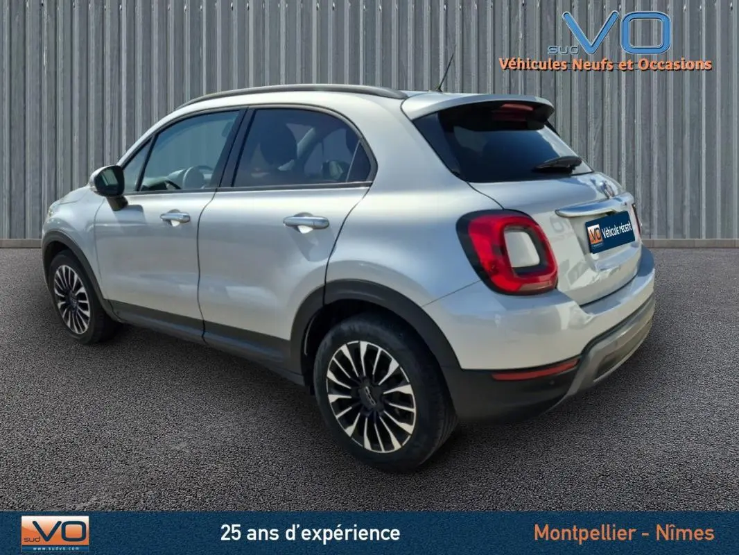 Vue 3/4 arrière droite d'un Fiat 500X gris clair avec jantes alliage 17 pouces et vitres teintées.