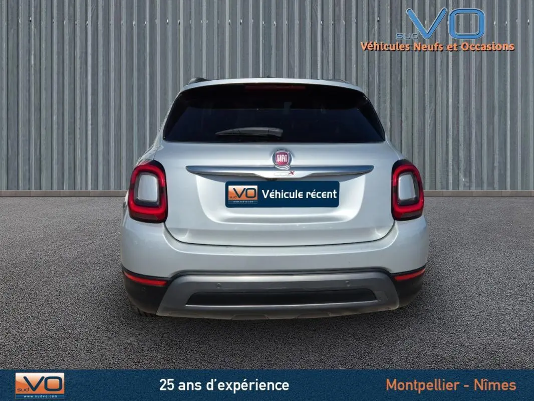 Vue arrière du FIAT 500X gris clair MY21 avec feux LED et pare-chocs noir contrastant sur fond urbain.