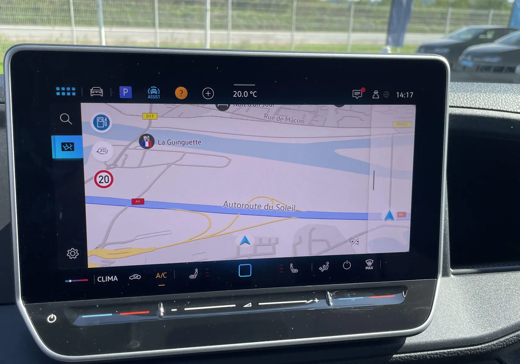 Écran tactile 10'' du système de navigation Discover Média dans le tableau de bord du Volkswagen Crafter gris Indium.