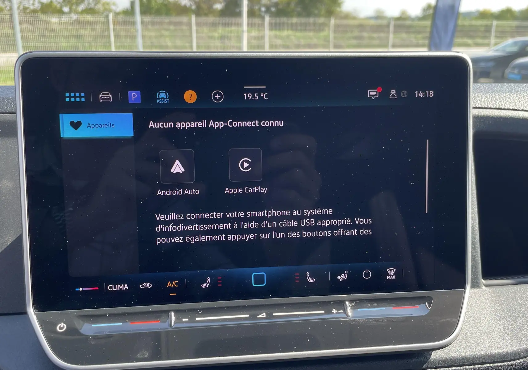 Écran tactile 10,4'' du système Discover Média dans le tableau de bord du Volkswagen Crafter Van gris Indium 2025.