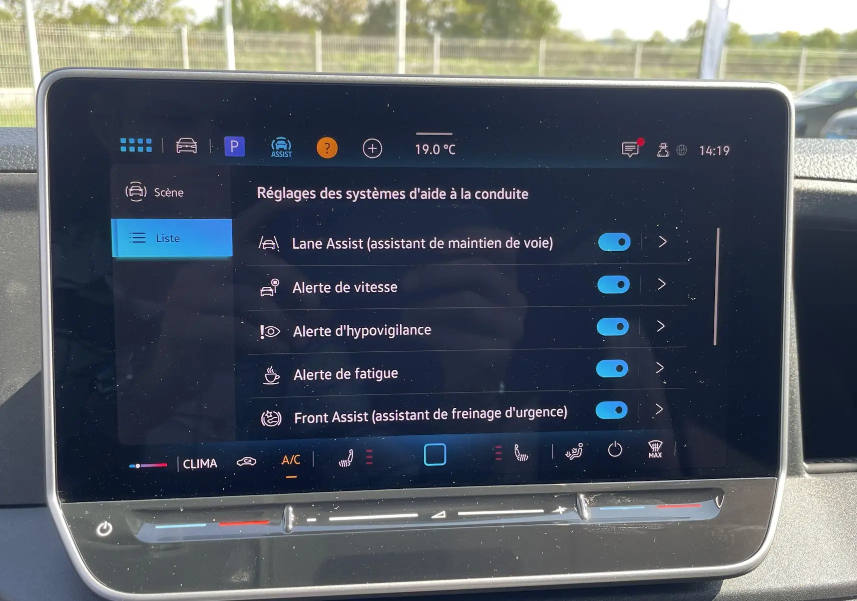 Écran tactile de 10 pouces affichant les aides à la conduite dans le tableau de bord du Volkswagen Crafter gris Indium.
