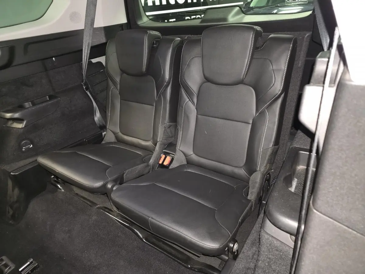 Sièges en cuir carbone foncé de la troisième rangée du Renault Scenic Grand blanc, vue intérieure arrière droite.