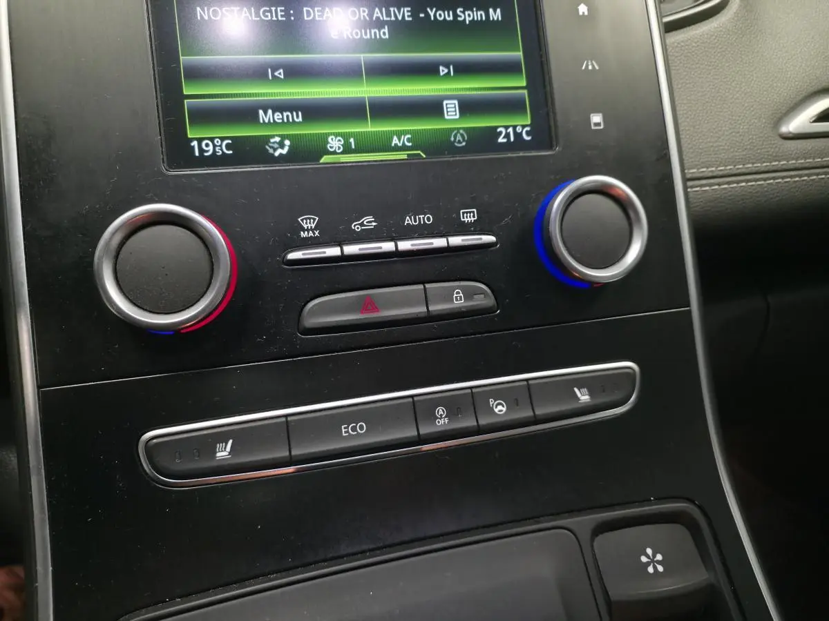 Détail de la console centrale noire du Renault Scenic 2017 avec commandes climatisation et écran tactile.