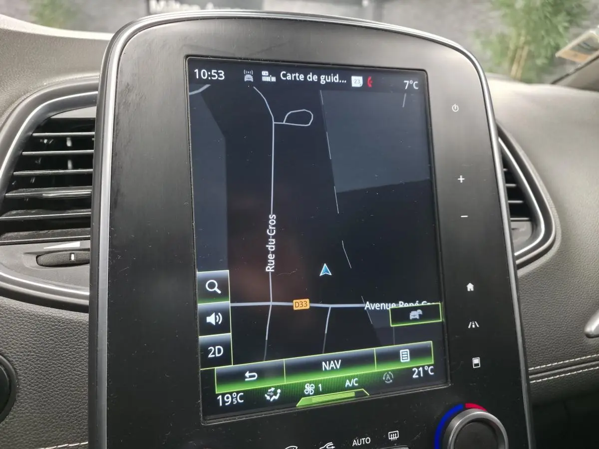 Écran tactile central avec navigation active dans l'habitacle du Renault Scénic Grand blanc, vue de face.