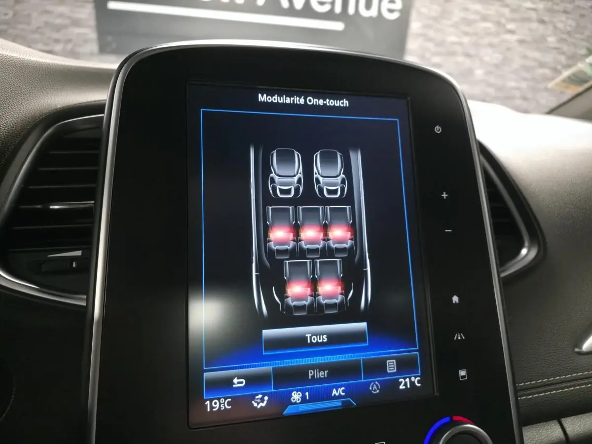 Écran tactile intérieur montrant la modularité One-touch des sièges du Renault Scenic Grand blanc 7 places.