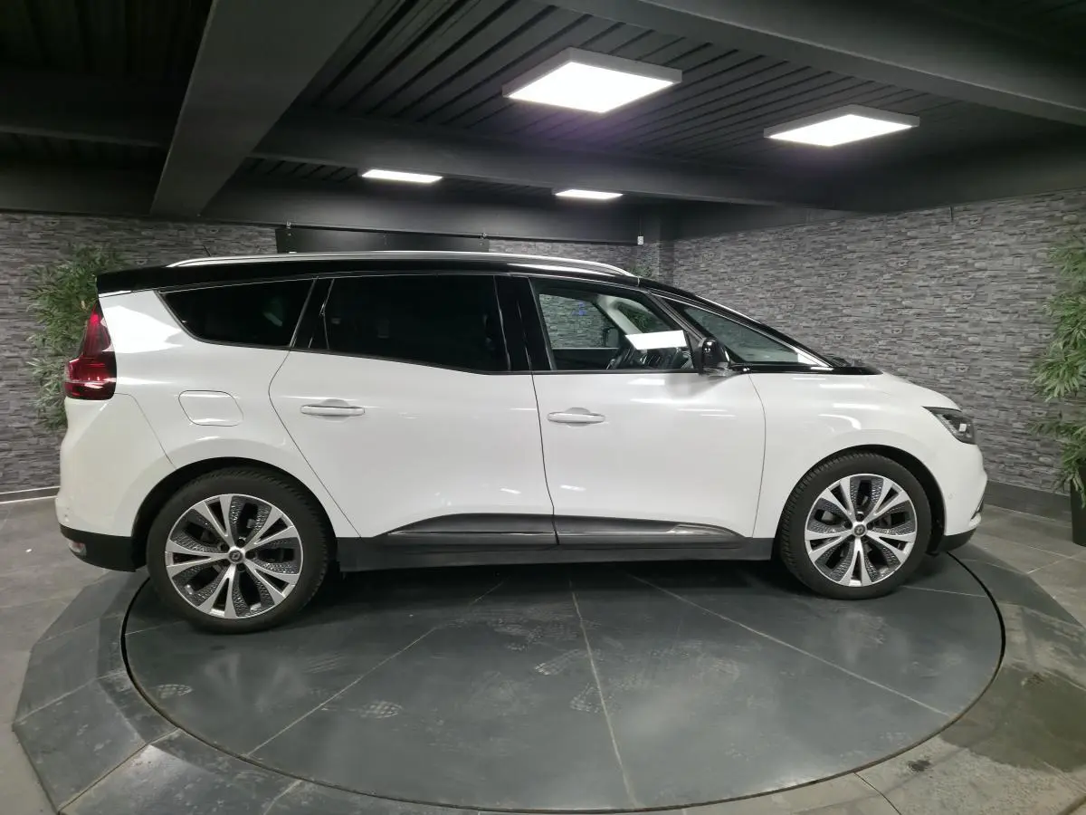 Renault Scenic Grand 1.6 dCi blanc nacré vu de profil côté gauche avec toit noir et jantes alliage 20 pouces.