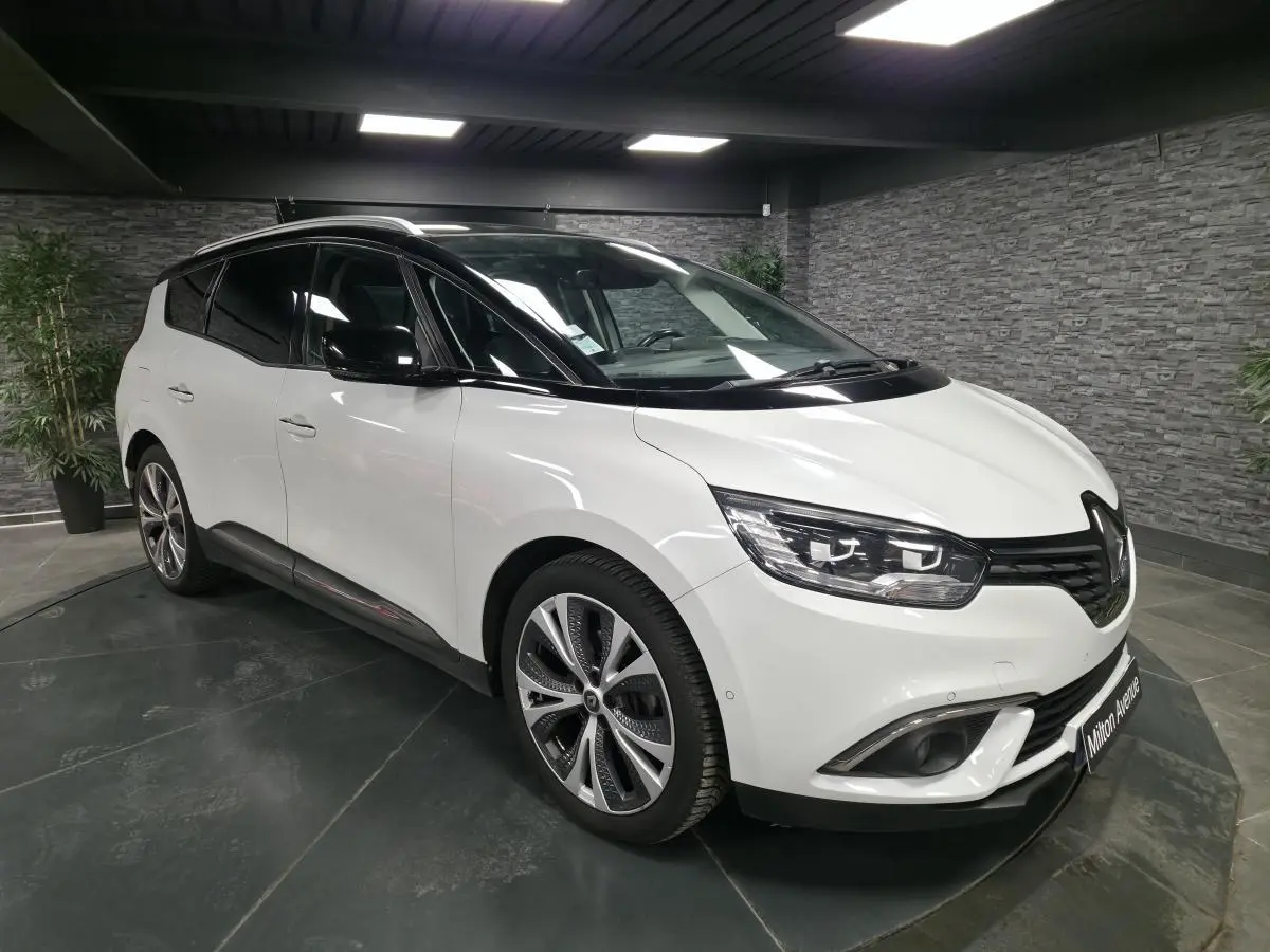 Renault Scénic Grand 1.6 dCi blanc nacré en 3/4 avant droit avec toit noir et jantes alliage 20 pouces.