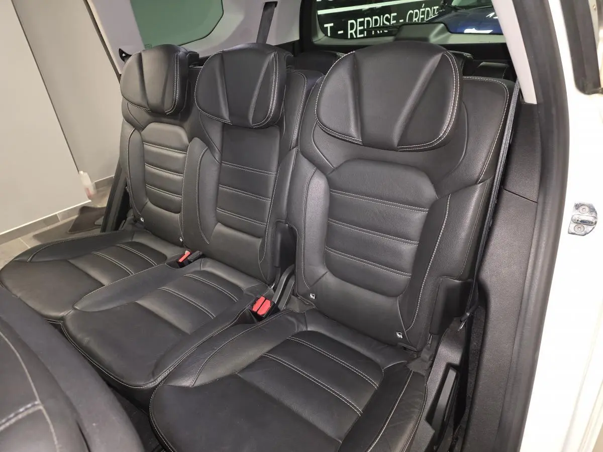 Vue rapprochée des sièges arrière en cuir carbone foncé du Renault Scenic Grand 7 places blanc, côté droit ouvert.