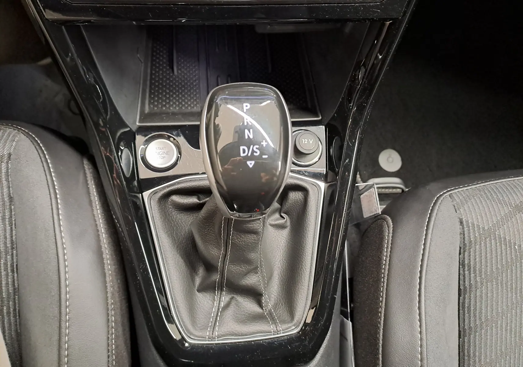 Vue rapprochée de la console centrale du Volkswagen T-Cross blanc 2025, mettant en valeur le levier de vitesse automatique DSG7.