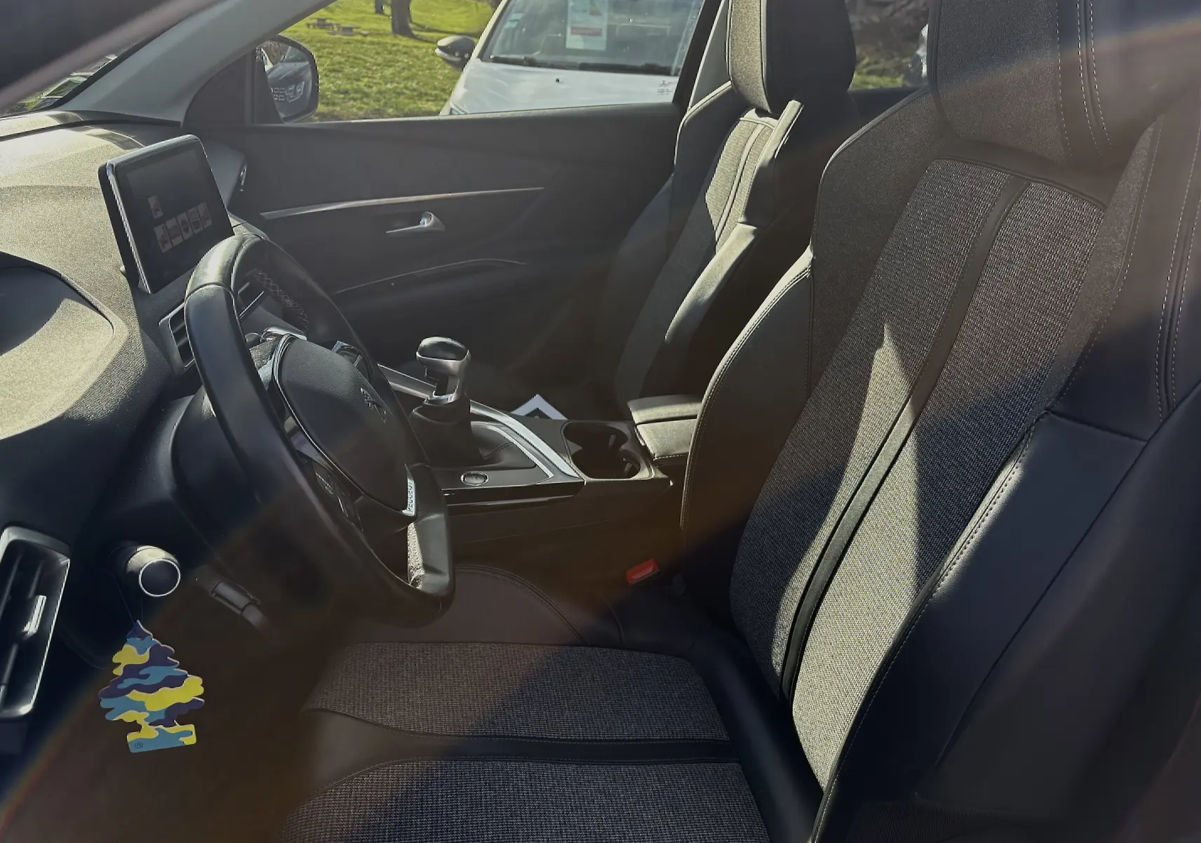 Intérieur du Peugeot 3008 II 1.5 BlueHDi 130, vue côté conducteur, sièges tissu et cuir noir, volant multifonction.