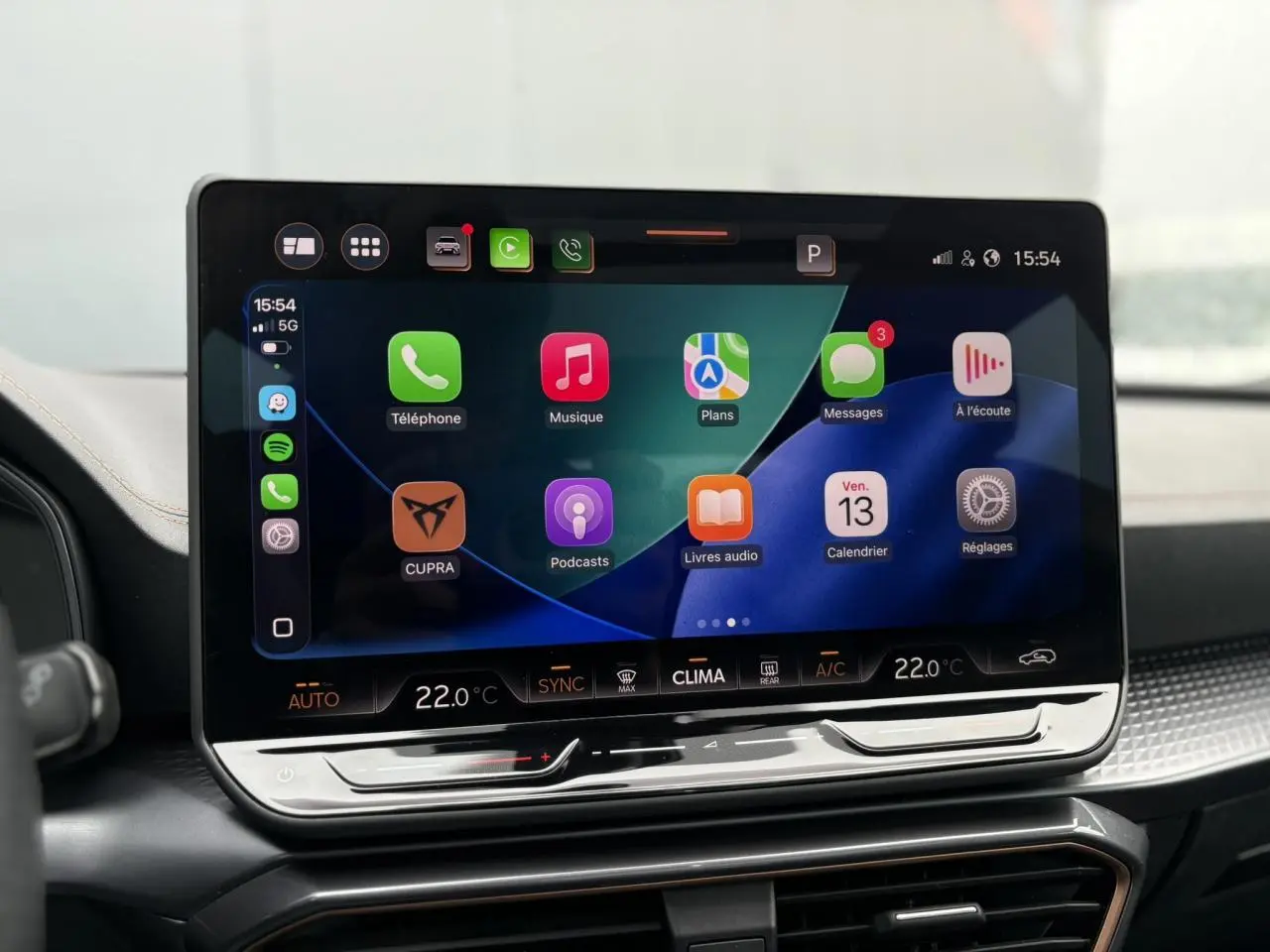 Écran tactile HD 12,9'' du système d'info-divertissement dans l'habitacle du CUPRA LEON ST 2025.