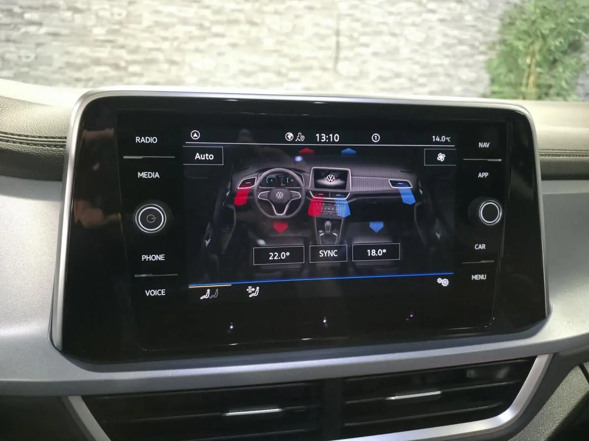 Écran tactile central du Volkswagen T-Roc 2025 affichant le réglage bi-zone de la climatisation.