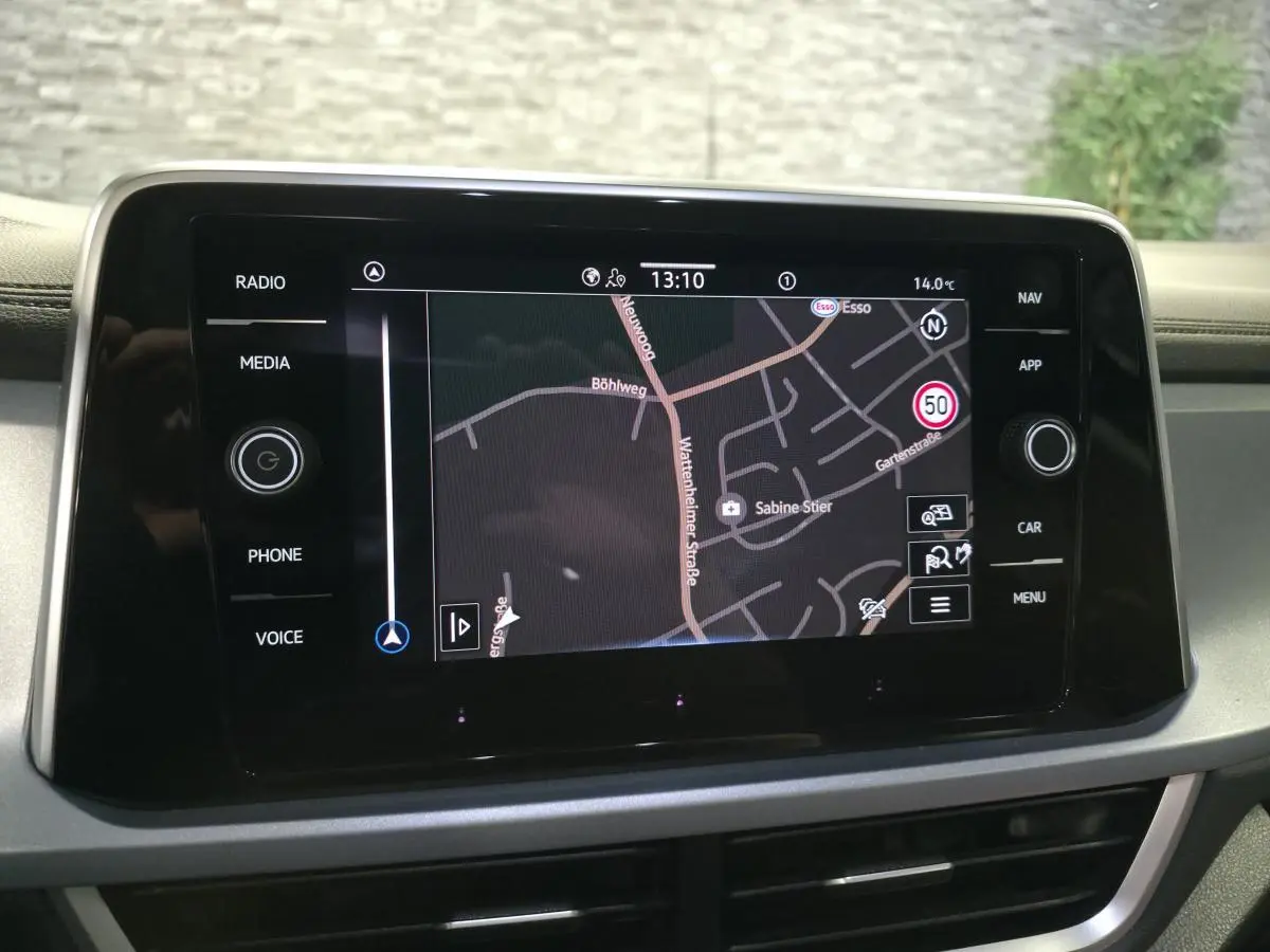 Écran tactile central 8 pouces du Volkswagen T-Roc 2025 affichant la navigation GPS en intérieur noir.