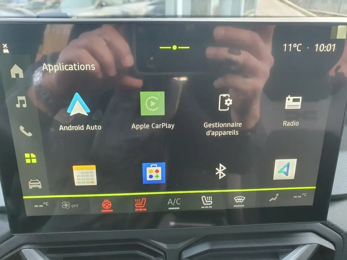 Écran tactile central du tableau de bord du Dacia Bigster 2026 affichant les applications Android Auto et Apple CarPlay.