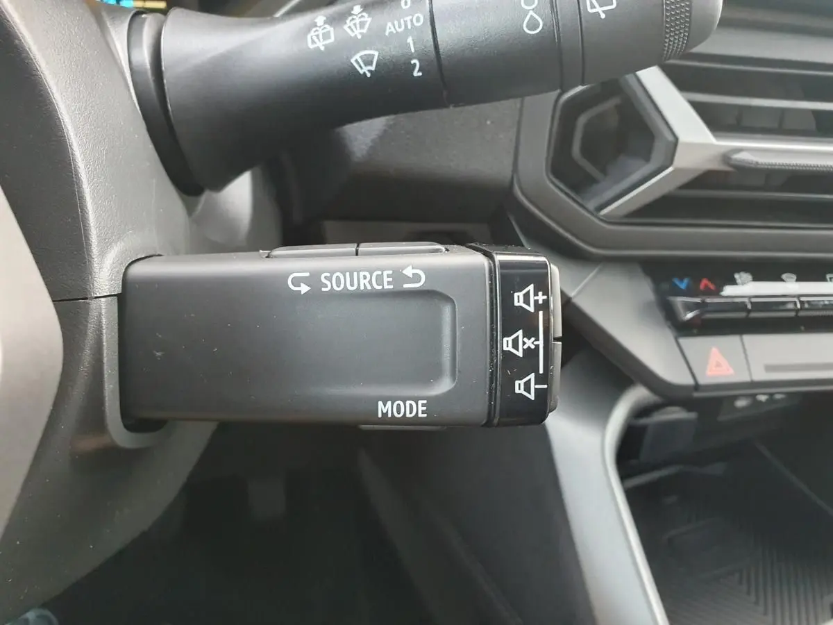 Gros plan sur la commande multifonction noire à gauche du volant dans l’habitacle du Dacia Bigster 2026.