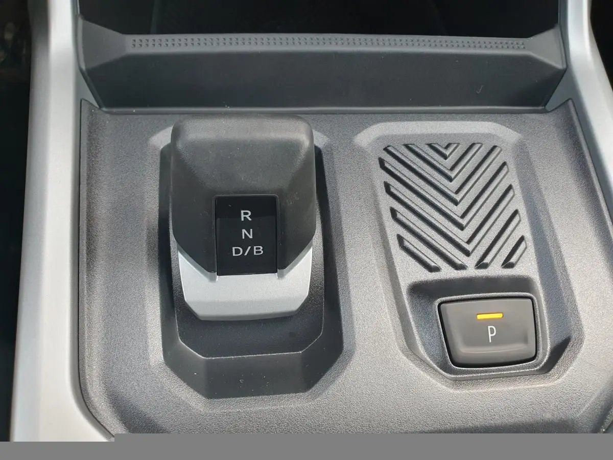 Gros plan sur le levier de vitesses automatique et bouton de frein de parking électrique du Dacia Bigster 2026, intérieur noir.