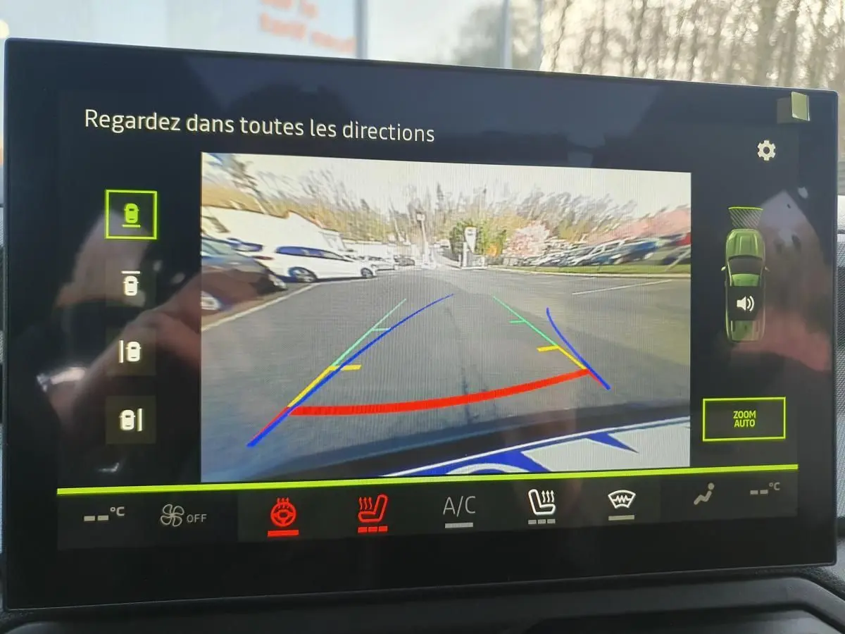 Écran de caméra de recul du Dacia Bigster 2026 montrant la vue arrière avec lignes de guidage colorées.