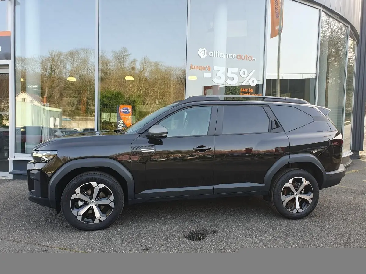 Vue profil droit du Dacia Bigster noir perla 2026 avec jantes alliage 18” diamantées et toit panoramique.