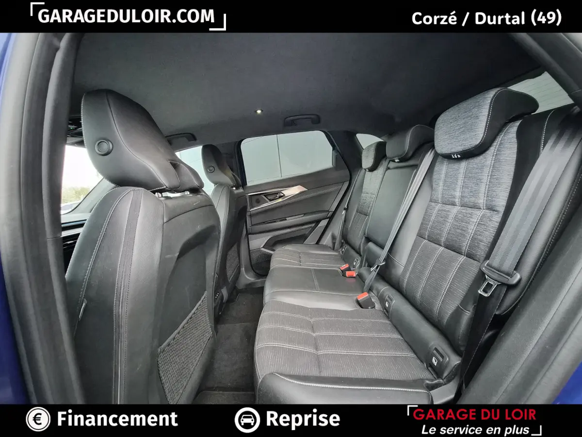 Vue intérieure côté droit des sièges arrière gris foncé du Renault Austral 2023 avec appuie-têtes et ceintures visibles.