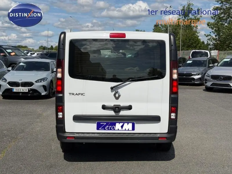 Vue arrière d'un Renault Trafic Fourgon blanc Glacier 2024 avec double portes arrière et logo central visible.